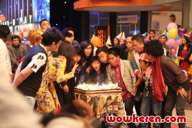 Gambar Foto Peniupan Lilin Episode 'Yuk Keep Smile' ke-200