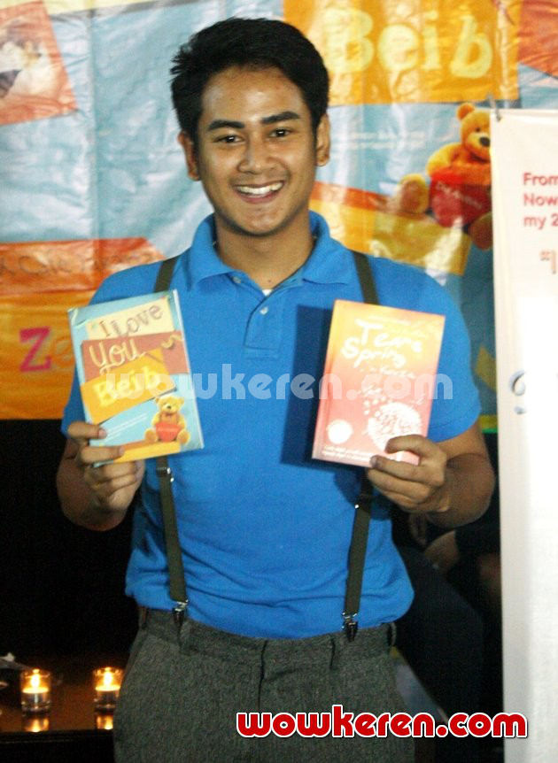 Gambar Foto Dwi Andhika Saat Launching Buku 'I Love You Beib'