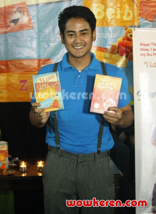 Gambar Foto Dwi Andhika Saat Launching Buku 'I Love You Beib'