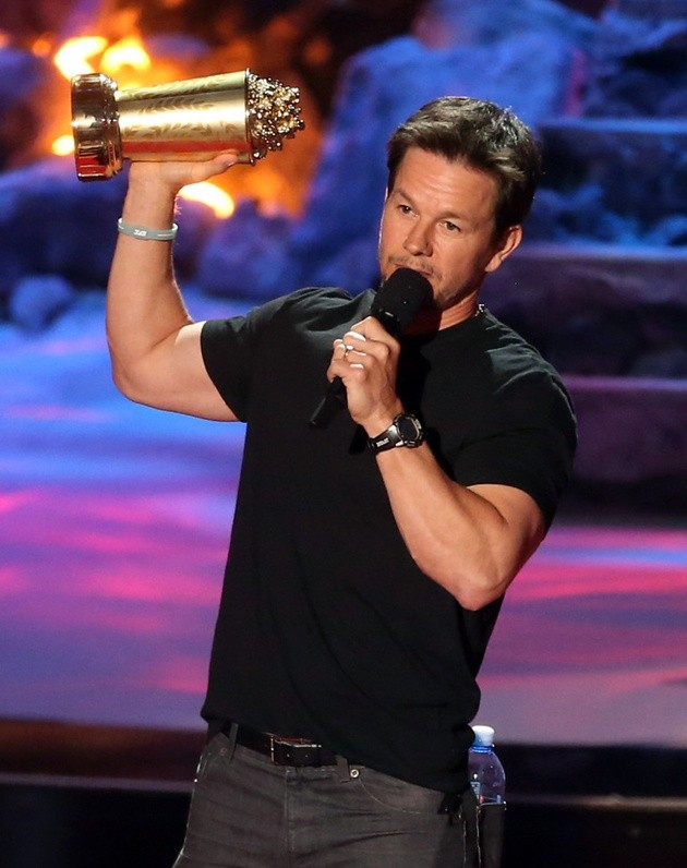 Gambar Foto Mark Wahlberg Menerima Penghargaan Generation Award