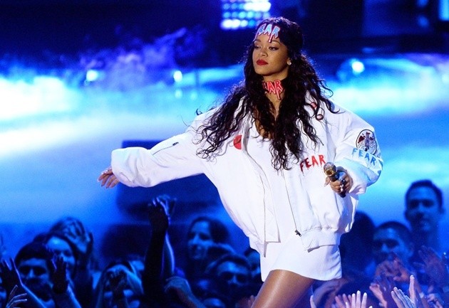Gambar Foto Penampilan Rihanna di MTV Movie Awards 2014