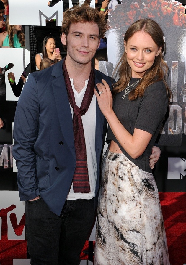 Gambar Foto Sam Claflin dan Laura Haddock di MTV Movie Awards 2014