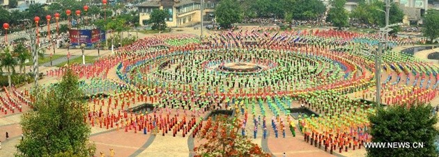 Gambar Foto Tari Payung Terbesar di Dunia Tampak dari Udara