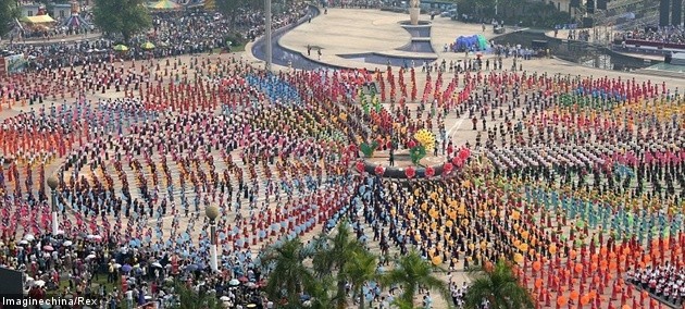 Gambar Foto Tari Payung Terbesar di Dunia