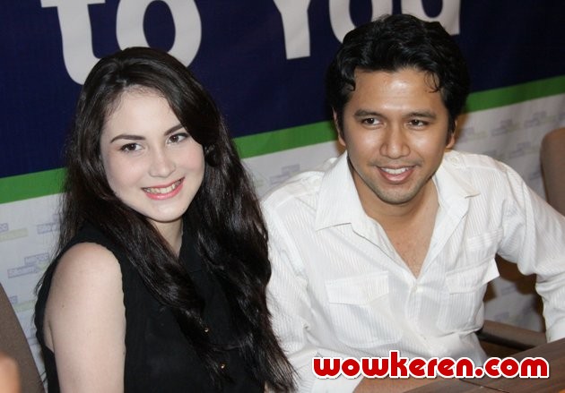 Gambar Foto Arumi Bachsin dan Emil Dardak Saat Ditemui di RS Siloam, Jakarta