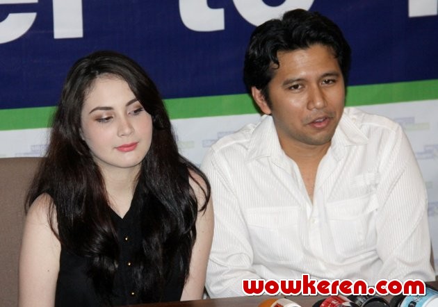 Gambar Foto Arumi Bachsin dan Emil Dardak Saat Ditemui di RS Siloam, Jakarta