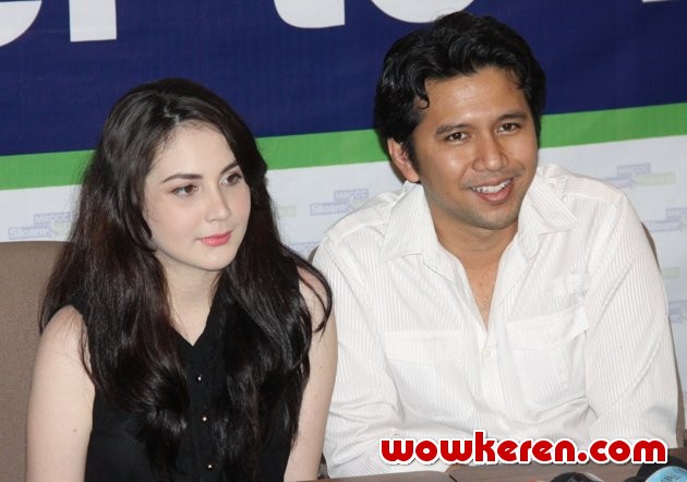 Gambar Foto Arumi Bachsin dan Emil Dardak Saat Ditemui di RS Siloam, Jakarta