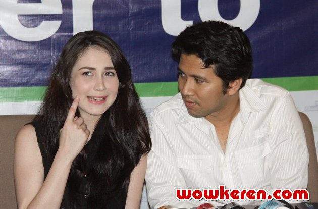 Gambar Foto Arumi Bachsin dan Emil Dardak Saat Ditemui di RS Siloam, Jakarta