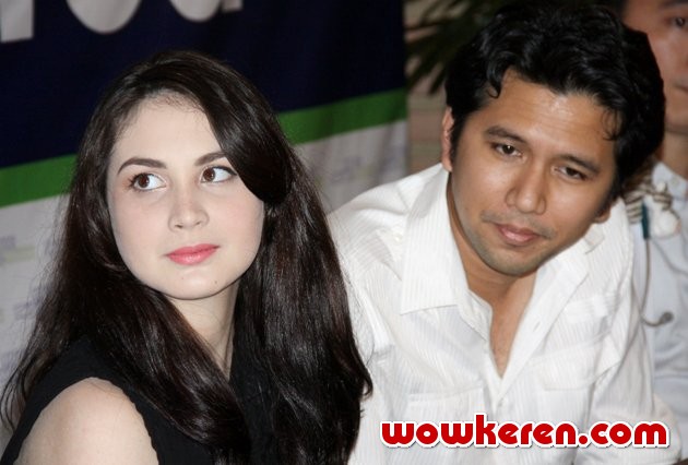 Gambar Foto Arumi Bachsin dan Emil Dardak Saat Ditemui di RS Siloam, Jakarta