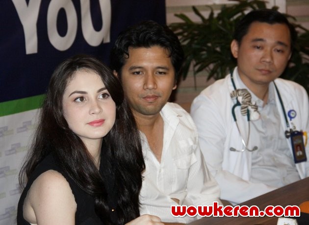 Gambar Foto Arumi Bachsin dan Emil Dardak Saat Ditemui di RS Siloam, Jakarta