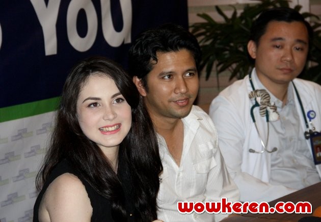 Gambar Foto Arumi Bachsin dan Emil Dardak Saat Ditemui di RS Siloam, Jakarta