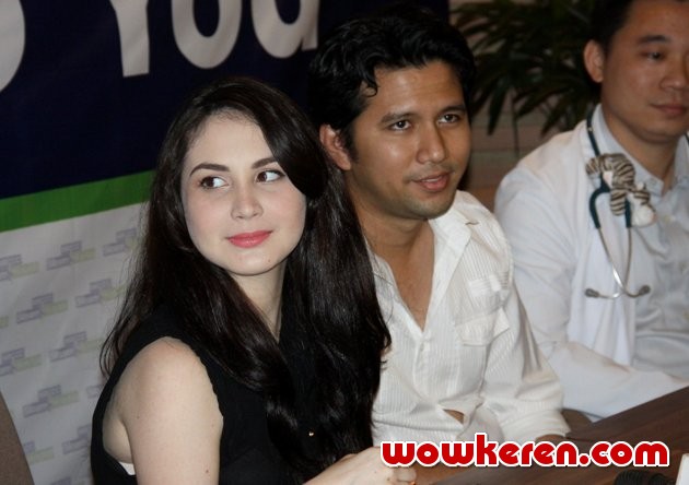 Gambar Foto Arumi Bachsin dan Emil Dardak Saat Ditemui di RS Siloam, Jakarta