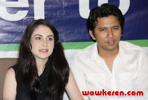 Gambar Foto Arumi Bachsin dan Emil Dardak Saat Ditemui di RS Siloam, Jakarta
