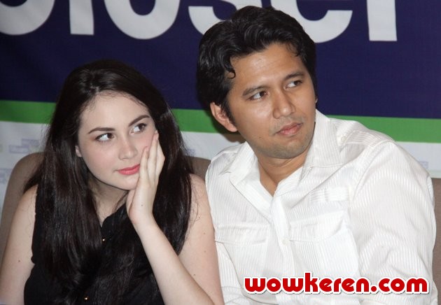 Gambar Foto Arumi Bachsin dan Emil Dardak Saat Ditemui di RS Siloam, Jakarta
