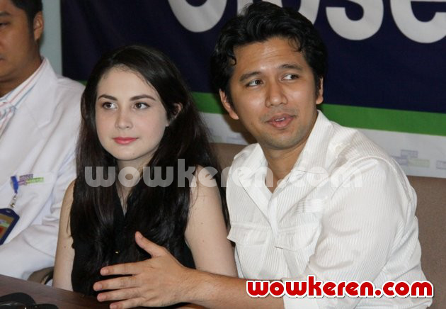 Gambar Foto Arumi Bachsin dan Emil Dardak Saat Ditemui di RS Siloam, Jakarta