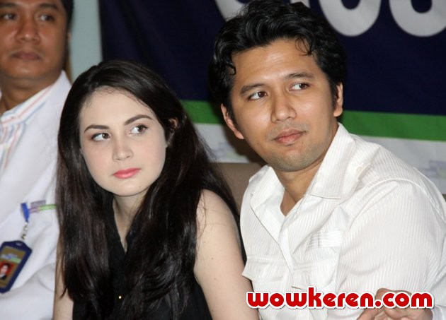 Gambar Foto Arumi Bachsin dan Emil Dardak Saat Ditemui di RS Siloam, Jakarta