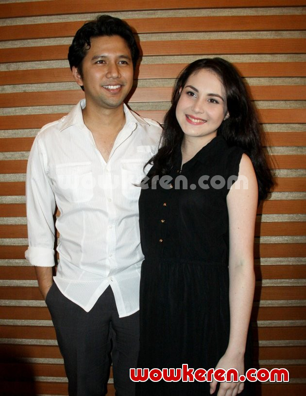 Gambar Foto Arumi Bachsin dan Emil Dardak Saat Ditemui di RS Siloam, Jakarta