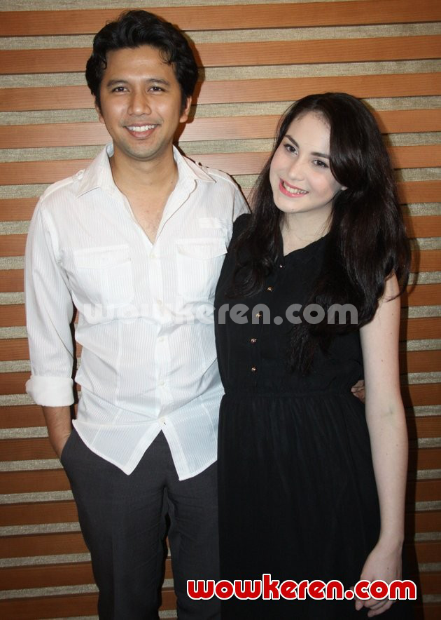 Gambar Foto Arumi Bachsin dan Emil Dardak Saat Ditemui di RS Siloam, Jakarta