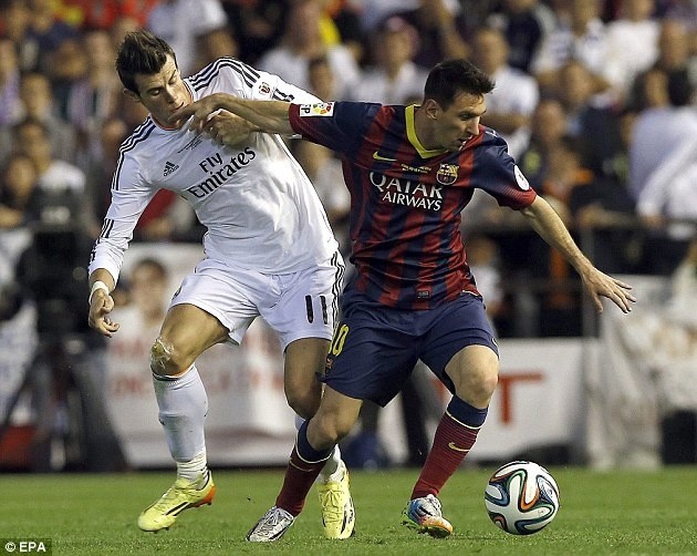 Gambar Foto Gareth Bale Mencoba Menjatuhkan Lionel Messi