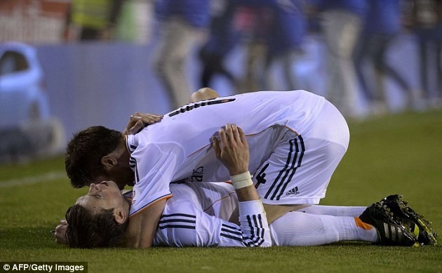 Gambar Foto Gareth Bale dan Xabi Alonso Lega Berhasil Mengungguli Barcelona