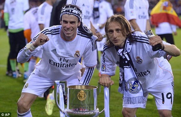 Gambar Foto Gareth Bale dan Luka Modric Berpose dengan Trofi Copa Del Rey