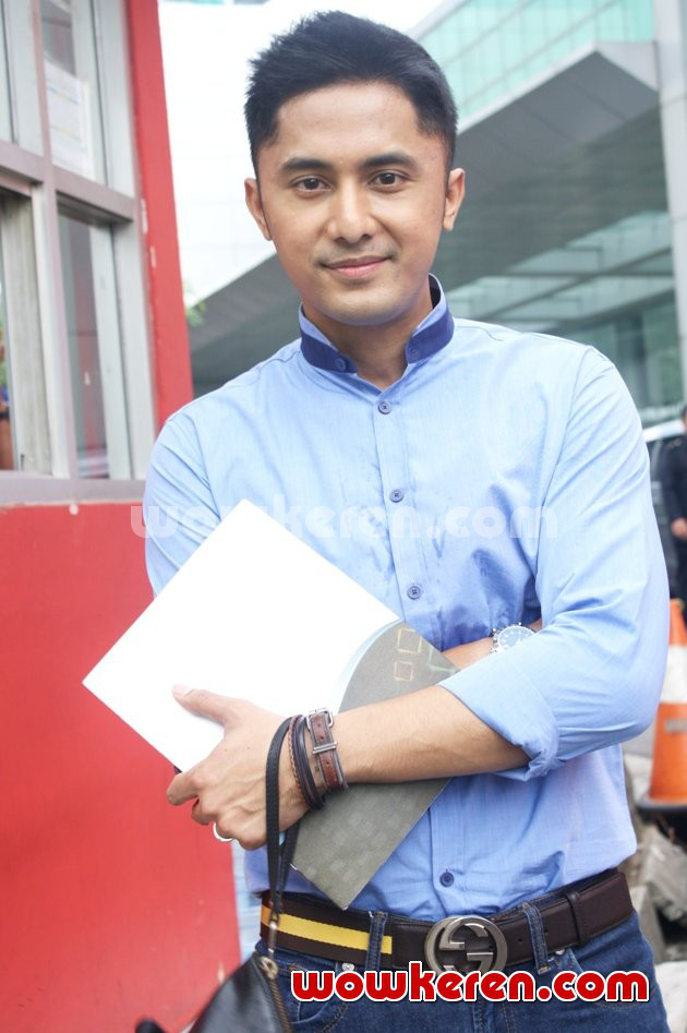 Gambar Foto Hengky Kurniawan Ditemui Seusai Acara 'Seputar Obrolan Selebriti' ANTV