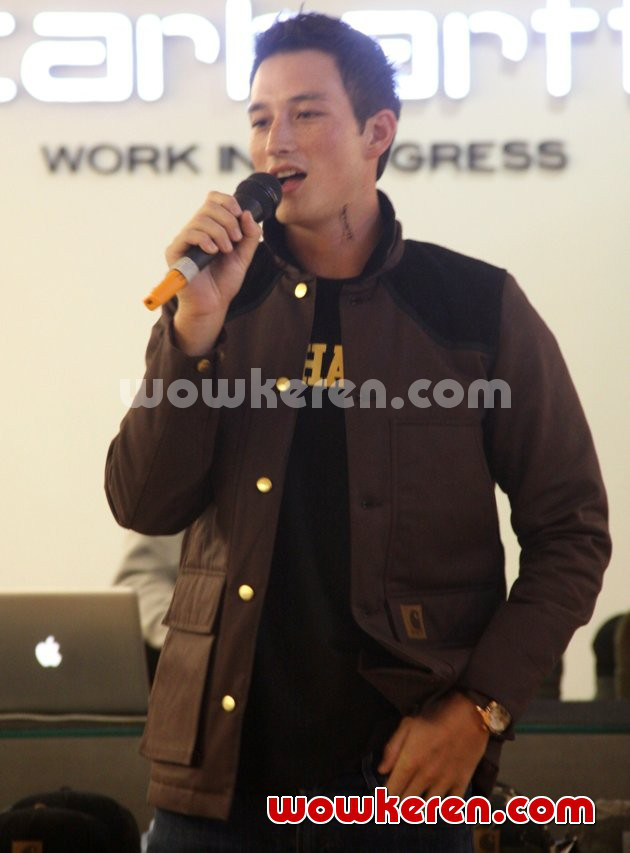 Gambar Foto Mike Lewis Saat Ditemui di Plaza Indonesia, Jakarta