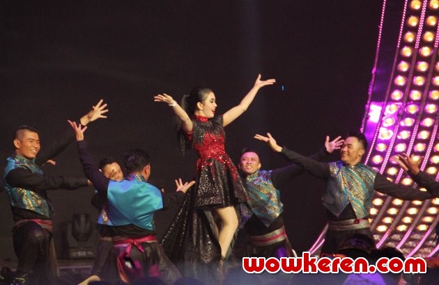 Gambar Foto Penampilan Syahrini di SCTV Music Awards 2014