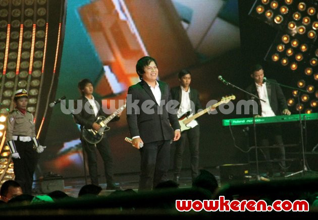 Gambar Foto Penampilan Wali di SCTV Music Awards 2014