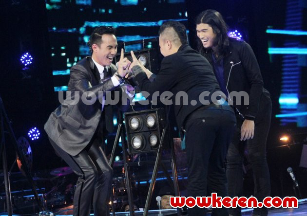 Gambar Foto Daniel Mananta dan Ahmad Dhani Tampilkan Goyang Itik di Spektakuler Show Indonesian Idol 2014
