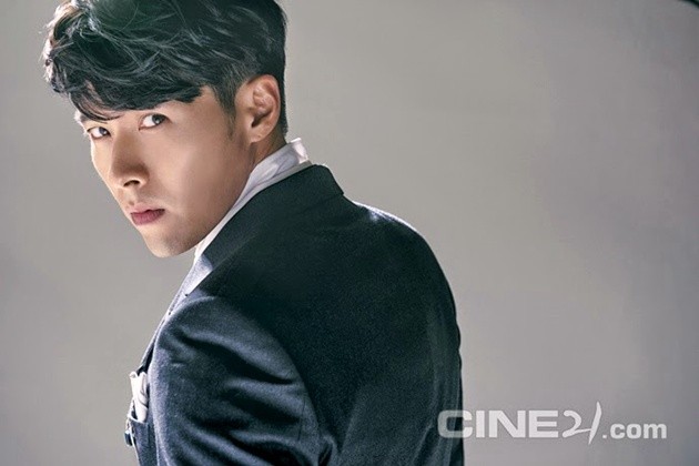 Gambar Foto Hyun Bin di Majalah Cine21 No. 950