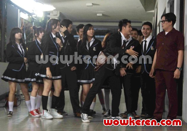 Gambar Foto Ricky Harun Saat Syuting Sinetron 'Ganteng-Ganteng Serigala'