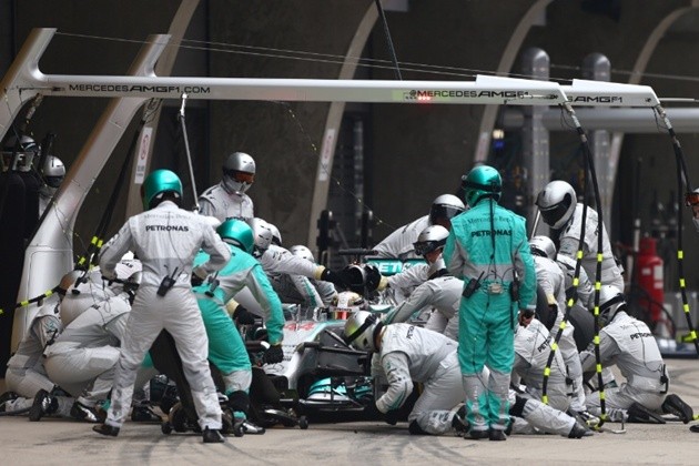 Gambar Foto Lewis Hamilton di Pit Stop