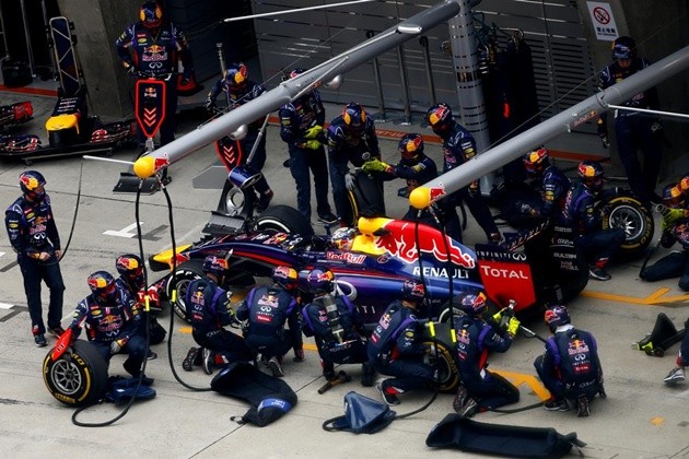 Gambar Foto Sebastian Vettel di Pit Stop
