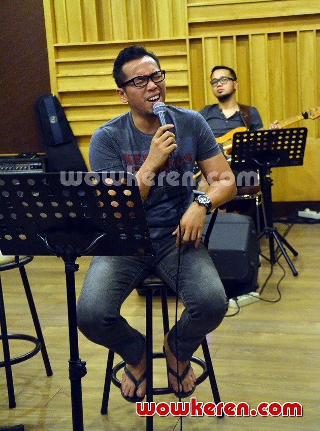Gambar Foto Sesi Latihan Jelang Konser 'Historical Moment Kerispatih with Sammy Simorangkir'