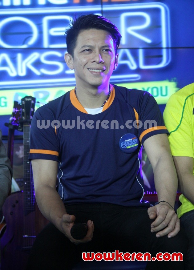 Gambar Foto Ariel Saat Tampil Bersama NOAH di Bluegrass