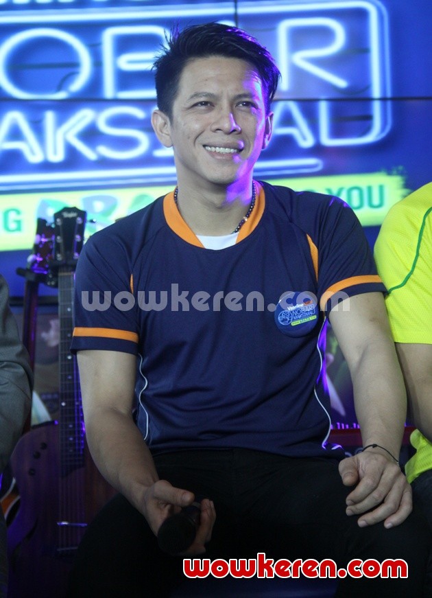 Gambar Foto Ariel Saat Tampil Bersama NOAH di Bluegrass