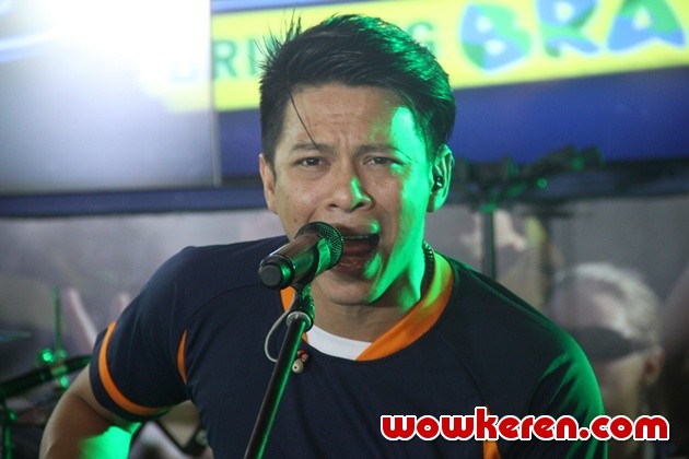 Gambar Foto Ariel Saat Tampil Bersama NOAH di Bluegrass