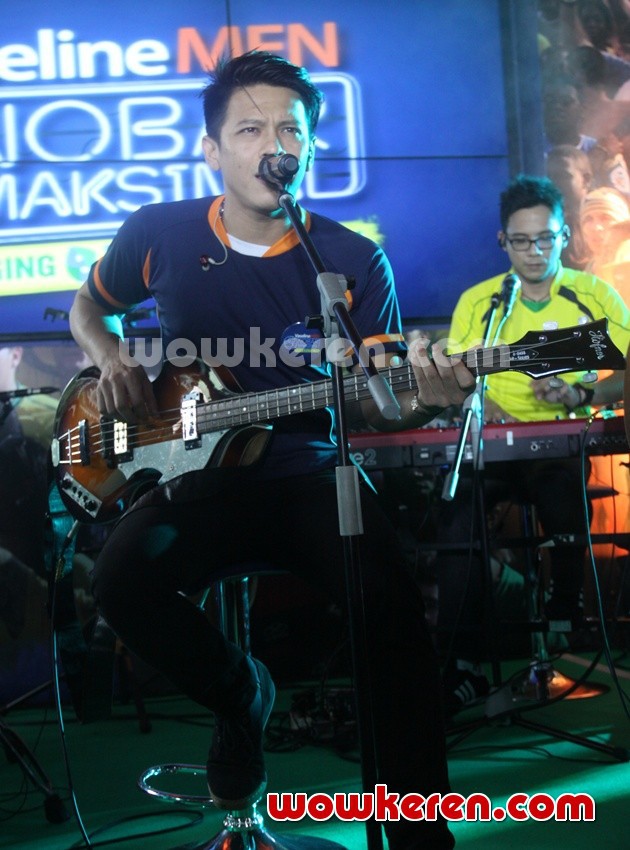 Gambar Foto Ariel Saat Tampil Bersama NOAH di Bluegrass
