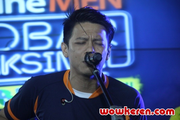 Gambar Foto Ariel Saat Tampil Bersama NOAH di Bluegrass