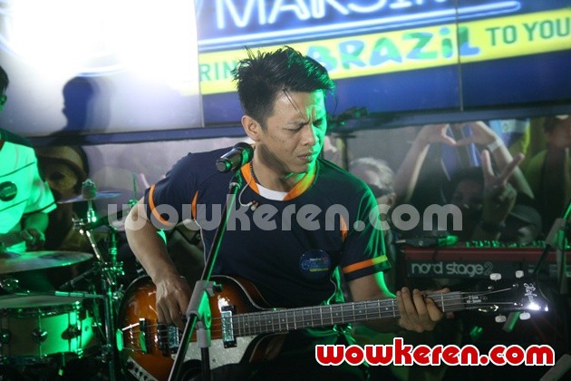 Gambar Foto Ariel Saat Tampil Bersama NOAH di Bluegrass