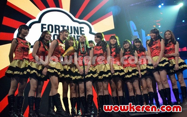 Gambar Foto JKT48 Terima Penghargaan Lagu Paling Seru untuk 'Fortune Cookies yang Mencinta'