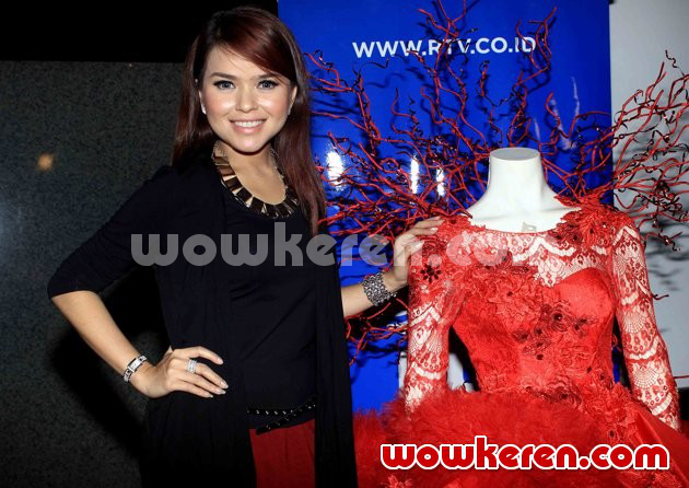 Gambar Foto Siti Liza di Jumpa Pers Launching RTV