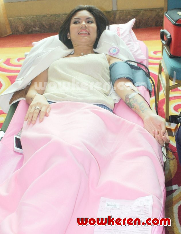 Gambar Foto Aline Adita di Acara Donor Darah A Tribute to Kartini's Day