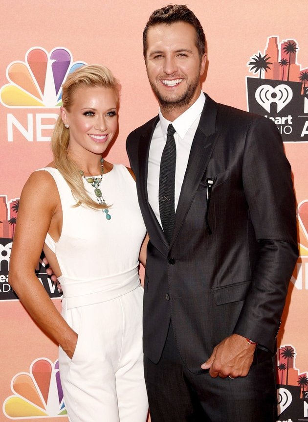Gambar Foto Caroline Bryan dan Luke Bryan di Red Carpet iHeartRadio Music Awards 2014