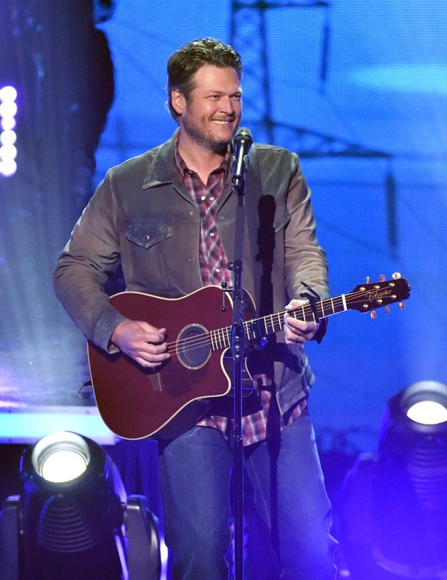 Gambar Foto Blake Shelton Nyanyikan 'Doin' What She Likes' di iHeartRadio Music Awards 2014