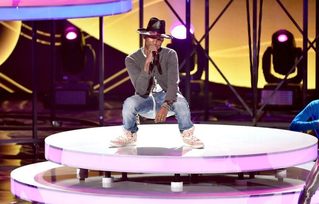Gambar Foto Penampilan Pharrell Williams di iHeartRadio Music Awards 2014