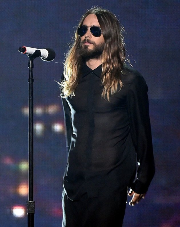 Gambar Foto 30 Seconds to Mars Nyanyikan Lagu 'City of Angels'