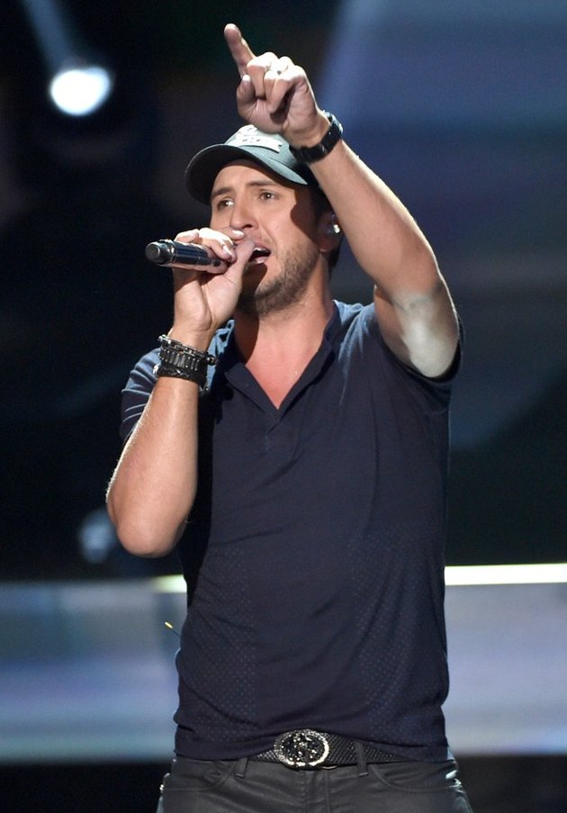 Gambar Foto Luke Bryan Nyanyikan Lagu 'That�s My Kind of Night' di iHeartRadio Music Awards 2014