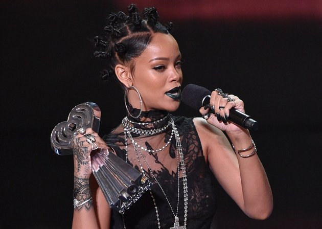 Gambar Foto Rihanna Saat Terima Piala Song of the Year